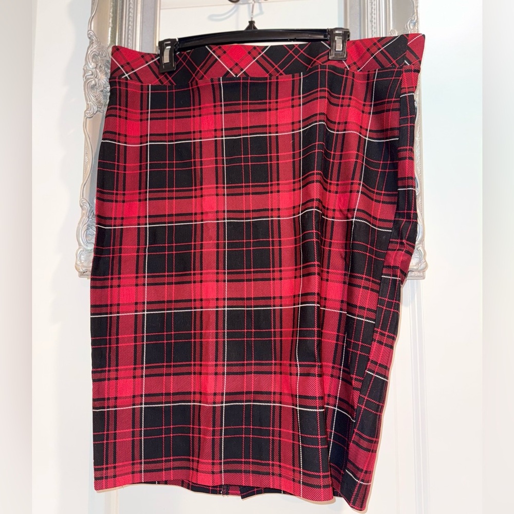 NWOT Torrid Plus Size 0 Red, Black & White Plaid Ponte Pencil Skirt Christmas